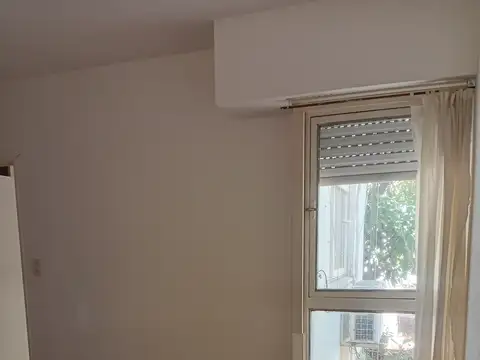 2 ambientes al contrafrente. Luminoso. Apto profesional. Aire acondicionado.