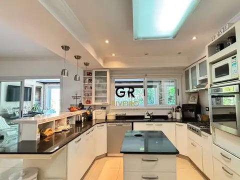 Casa en Venta con 5 cocheras
