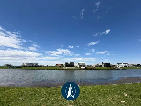 Lote en venta en Los puentes, Nordelta. Vista al lago central.