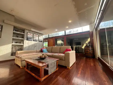 Casa en Venta con 2 cocheras