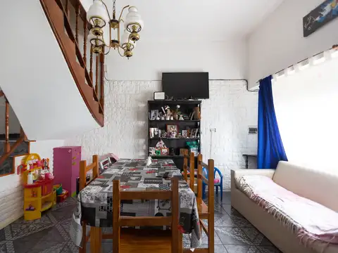 Depto Tipo Casa 4 ambientes con 2 baños