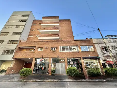 Departamento de 3 ambientes más dependencias en alquiler en Martínez.