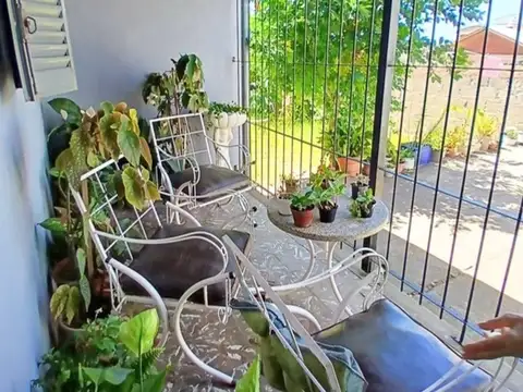 CASA EN BUEN ESTADO, DOS DORMITORIOS, AMPLIO TERRENO