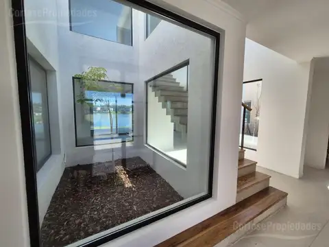 Casa en venta a la laguna en barrio Santa Ana - Villanueva