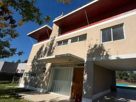 Casa en alquiler c/ cochera en San Sebastián