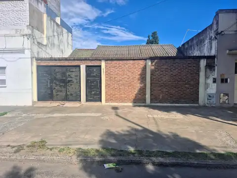 VENTA CASA A RECICLAR CON GRAN LOTE EN VILLA DOMINICO