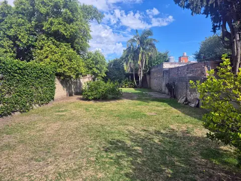 VENTA CASA A RECICLAR CON GRAN LOTE EN VILLA DOMINICO