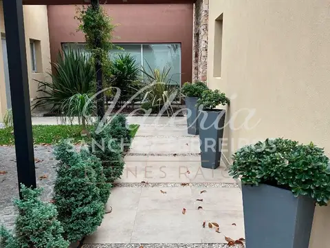 Casa en Alquiler con 2 cocheras