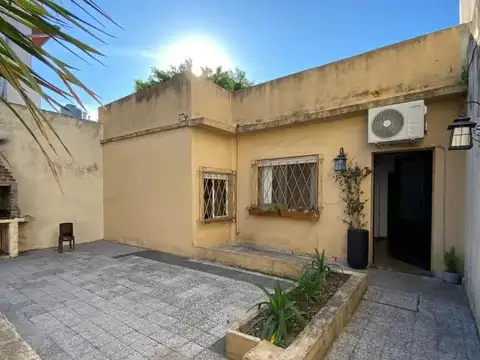 CASA LOTE PROPIO CON JARDIN PATIO