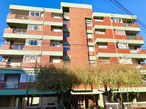 Departamento tres ambientes en muy buen estado y ubicación.