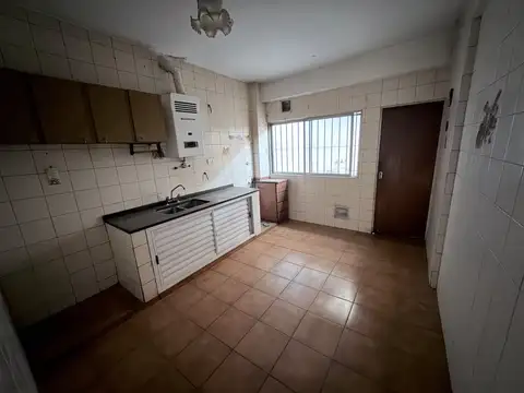 MUY BUEN DEPTO A LA VENTA. POSEE 2 DORMITORIOS Y PATIO PROPIO.