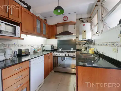 VENTA CASA 4 AMBIENTES CON COCHERA Y PARQUE EN FLORES