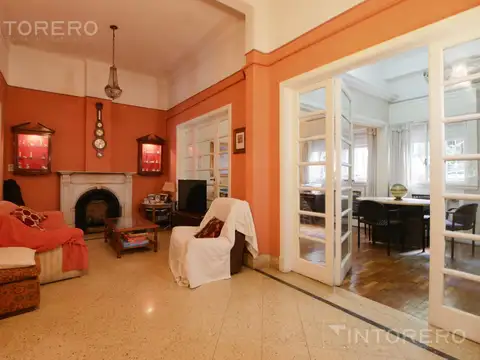 VENTA CASA 4 AMBIENTES CON COCHERA Y PARQUE EN FLORES