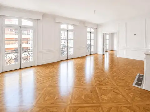 Exclusivo piso de alto nivel en edificio francés icónico en La Isla