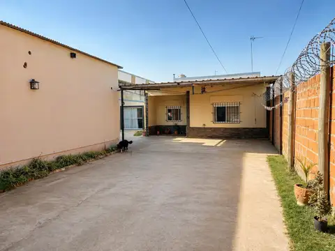 CASA EN VENTA + 2 LOCALES COMERCIALES