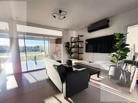 Casa en Alquiler con 4 cocheras
