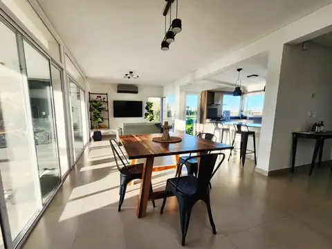 Casa en Alquiler con 4 cocheras