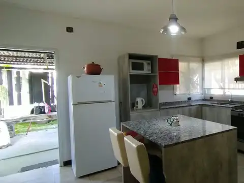 REMAX VENDE CASA CON GRAN PATIO EN COLASTINE