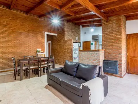 Casa 5 ambientes con 2 baños