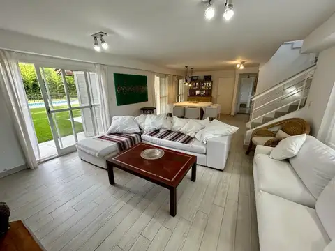 Casa de 4 dorm. muy luminosa, instalada y con muebles 