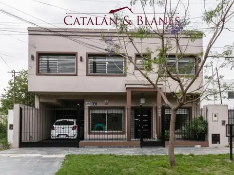 Venta Casa 4 Ambientes con  Pileta y Quincho en LLavallol .