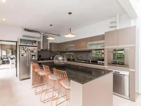 Venta Casa 4 Ambientes con  Pileta y Quincho en LLavallol .