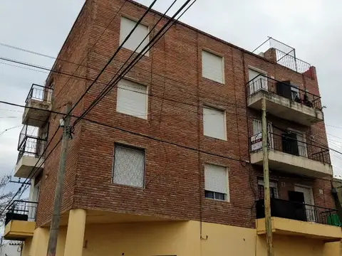 OPORTUNIDAD DE DEPARTAMENTO CON MUY BUENA UBICACION, A CUADRA Y MEDIA DE PELLEGRINI.