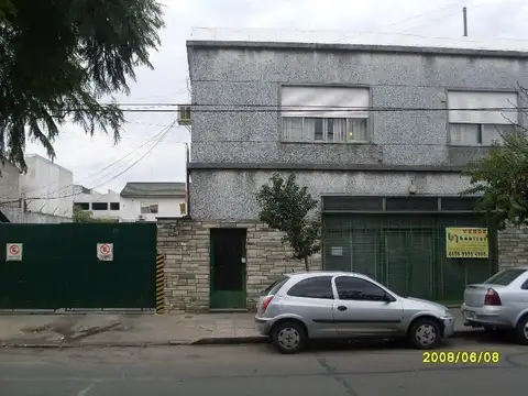 PROPIEDAD SOBRE LOTE  30M X 60M  LOCAL AL FRENTE, ENTRADA DE CAMIONES, OFICINAS, CONSULTE!!