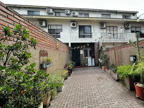 TRIPLEX en Caseros - 4 AMBIENTES - QUINCHO - COCHERAS -PATIO AMPLIO - APTO CREDITO