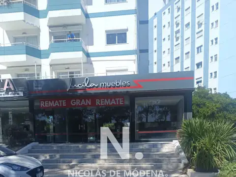 En venta local en Av Italia en Edificio Chesterfield