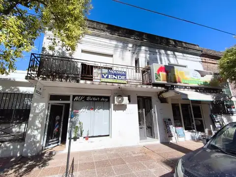 Casa con dos locales y dos departamentos