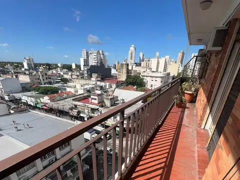 Apto Crédito: Depto 3 Amb c/ Balcón al Frente en Pleno Centro de Lomas