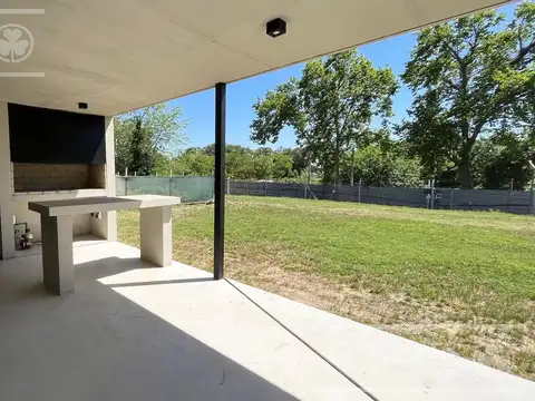 Casa 4 ambientes con 2 baños