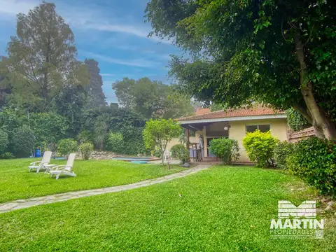 Excelente casa 7 ambientes, con gran jardín - Acassuso, muy buena ubicación