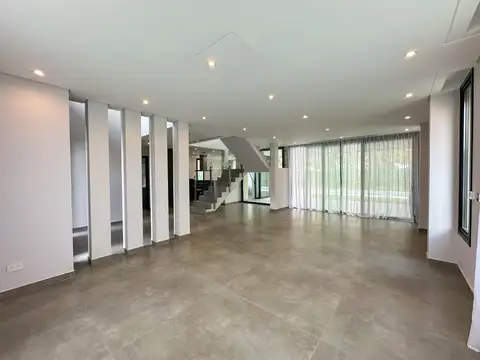 Casa en Venta con 6 cocheras