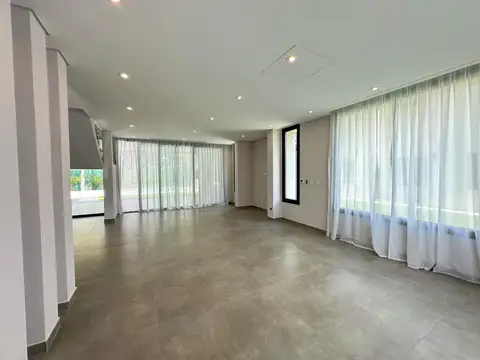 Casa 5 ambientes con 4 baños