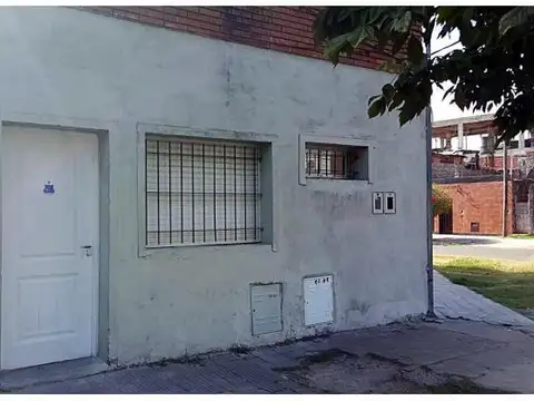 Alquiler. Av. Francia 3308. Casa Frente  P.B. con Patio