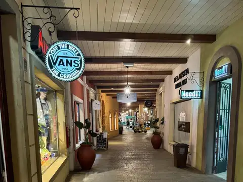 Local Comercial 100m² C/ Entrepiso - Plaza Canning (Frente Hotel) - Venta/Alquiler