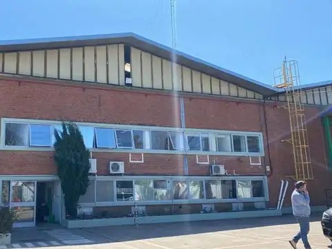 Excelente deposito en alquiler sobre Roca de 4500 m2 cub totales y 3500 m2 de Playa Maniobras