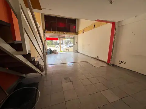 Local sobre calle Guemes a mts de plaza del agua