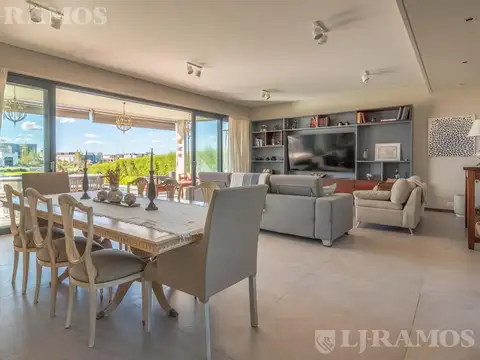 Casa en Venta con 5 cocheras