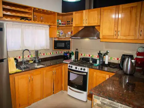 CASA DE GRAN JARDÍN PILETA COCHERA Y 3 DORMITORIOS