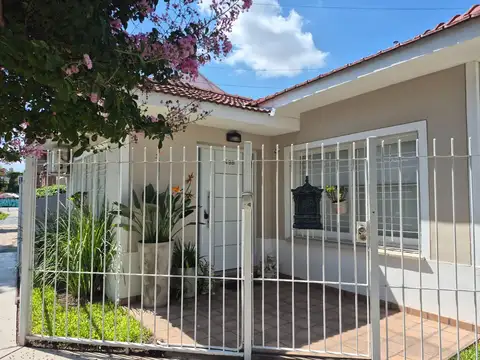 CHALET Bº GUEMES EN IMPECABLE ESTADO DE 4 AMB CON COCHERA