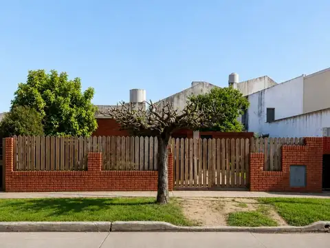 OPORTUNIDAD CASA 3 AMB BARRIO MARINA ESCUCHA OFERTAS