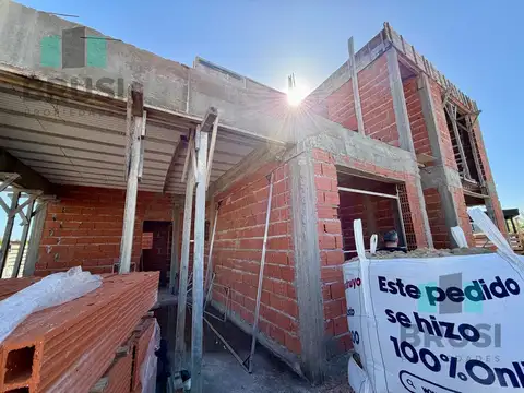 Casa en Venta con 2 cocheras