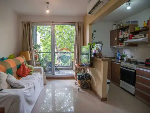 Monoambiente con balcón al frente super luminoso