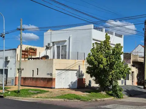 PH/CASA 2 DORMITORIOS- GARAGE-FRENTE- 2 TERRAZAS