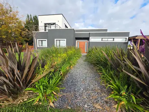 Casa en venta en Manzanares de 6 ambientes con pileta