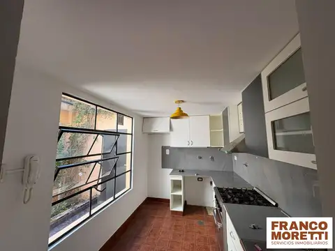 PH en excelente estado - Sin expensas - en alquiler de 2 ambientes con parrilla en Villa Luro