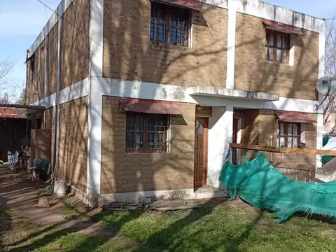 Oportunidad de inversión, casa más 2 duplex en Unquillo zona céntrica